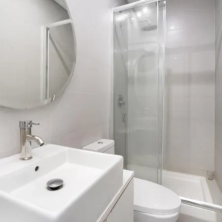 Whome Oasis Extravaganza: Lisbon's Supreme Retreat Apartman *